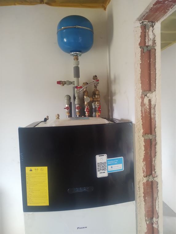 Moduł wewnętrzny pompy ciepła Daikin z naczyniem wzbiorczym i armaturą